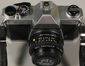 Pentax K1000 shown to display the controls on the lens.